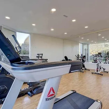Edge Luxury Beachfront 3br, 3 Pools, Spa, Gym Estepona