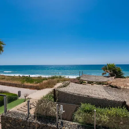 Edge Luxury Beachfront 3br, 3 Pools, Spa, Gym Apartment Estepona