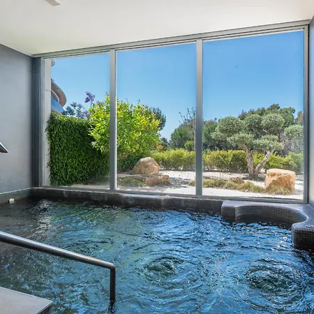 Edge Luxury Beachfront 3br, 3 Pools, Spa, Gym *