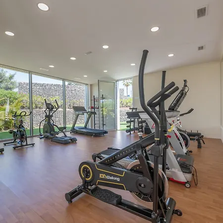 Edge Luxury Beachfront 3br, 3 Pools, Spa, Gym 埃斯特波纳