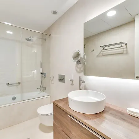 Edge Luxury Beachfront 3br, 3 Pools, Spa, Gym * 埃斯特波纳