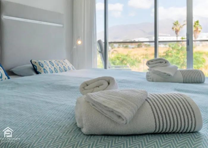 Edge Luxury Beachfront 3br, 3 Pools, Spa, Gym * Estepona