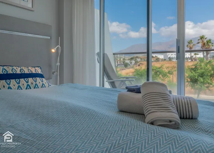 Edge Luxury Beachfront 3br, 3 Pools, Spa, Gym *