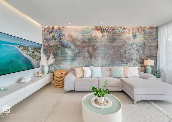 Edge Luxury Beachfront 3br, 3 Pools, Spa, Gym