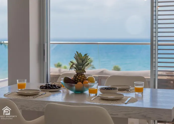 Edge Luxury Beachfront 3br, 3 Pools, Spa, Gym *