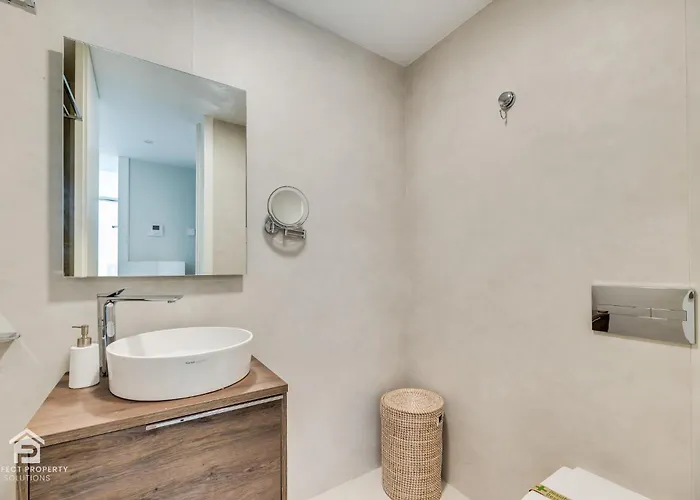 Edge Luxury Beachfront 3br, 3 Pools, Spa, Gym