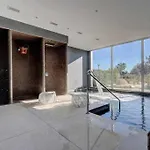 Edge Luxury Beachfront 3br, 3 Pools, Spa, Gym * Естепона