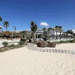 Edge Luxury Beachfront 3br, 3 Pools, Spa, Gym