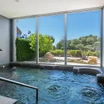 Edge Luxury Beachfront 3br, 3 Pools, Spa, Gym *