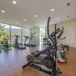 Edge Luxury Beachfront 3br, 3 Pools, Spa, Gym Εστεπόνα