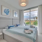 Edge Luxury Beachfront 3br, 3 Pools, Spa, Gym Естепона