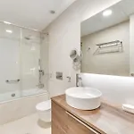 Edge Luxury Beachfront 3br, 3 Pools, Spa, Gym * Естепона