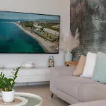 Edge Luxury Beachfront 3br, 3 Pools, Spa, Gym Естепона