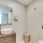 Edge Luxury Beachfront 3br, 3 Pools, Spa, Gym