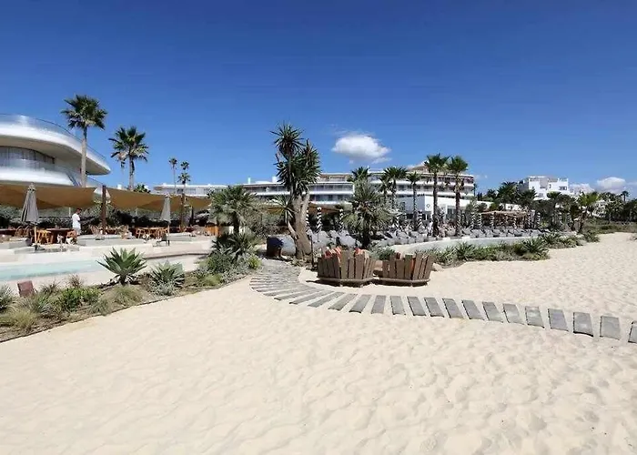 Edge Luxury Beachfront 3br, 3 Pools, Spa, Gym