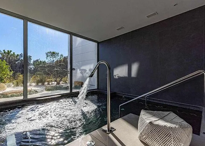 Edge Luxury Beachfront 3br, 3 Pools, Spa, Gym Estepona