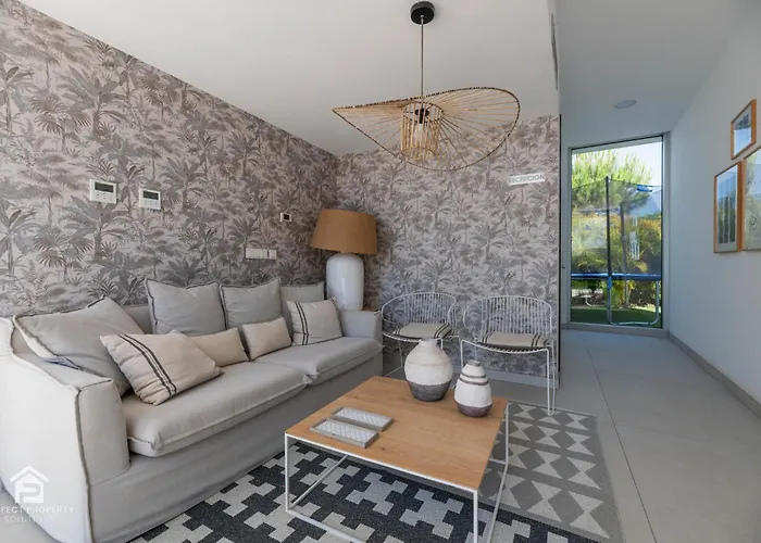 Edge Luxury Beachfront 3br, 3 Pools, Spa, Gym