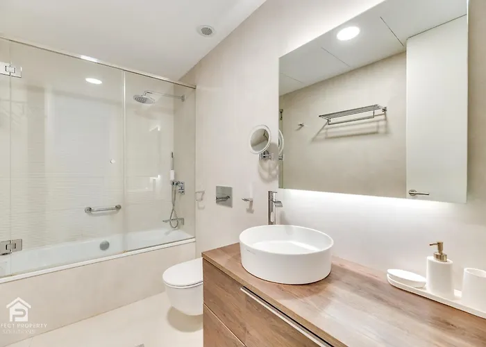 Edge Luxury Beachfront 3br, 3 Pools, Spa, Gym * Estepona