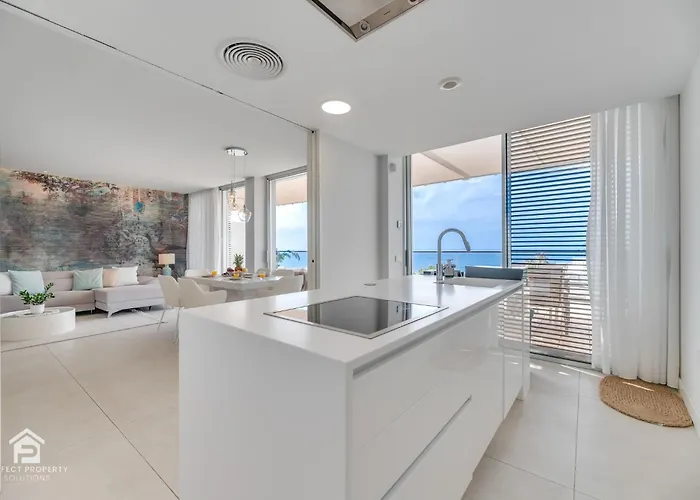 Edge Luxury Beachfront 3br, 3 Pools, Spa, Gym * Estepona