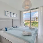 Edge Luxury Beachfront 3br, 3 Pools, Spa, Gym 아파트 에스테포나