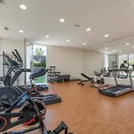 Edge Luxury Beachfront 3br, 3 Pools, Spa, Gym 에스테포나