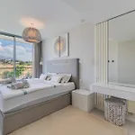Edge Luxury Beachfront 3br, 3 Pools, Spa, Gym 아파트 에스테포나