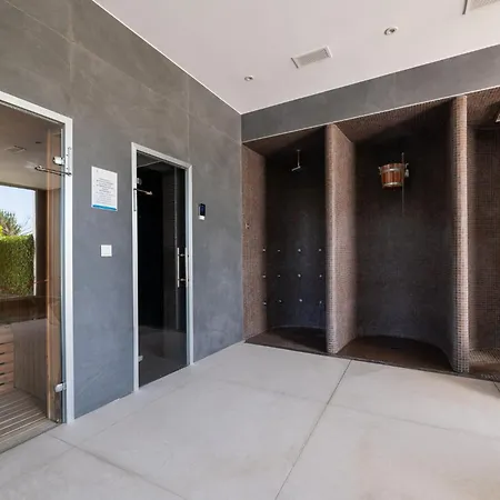 Edge Luxury Beachfront 3br, 3 Pools, Spa, Gym 아파트 *